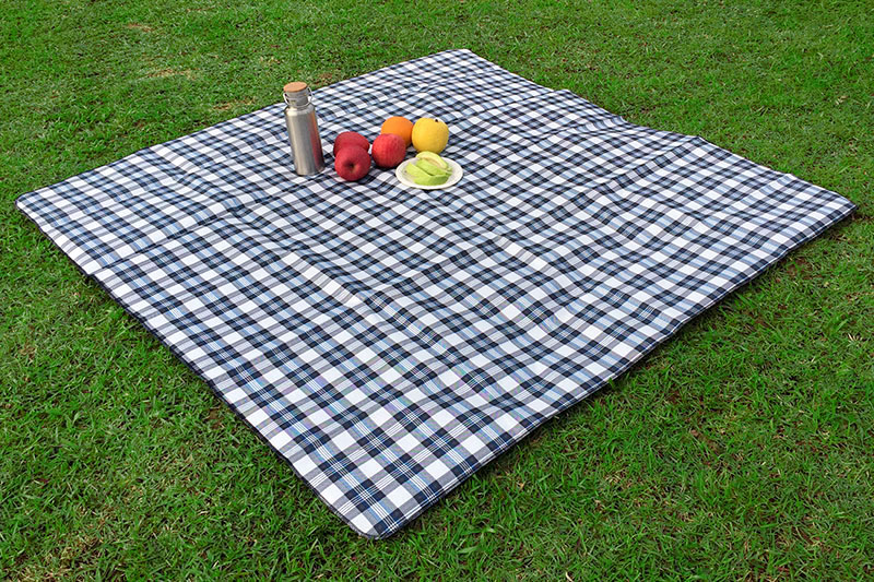 F. An-ti Slip Picnic Mat. Eco-friendly materials / No plasticizer / No toxic heavy metal /Non-slide